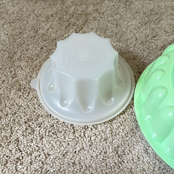 Tupperware Round Jello Mold Green - Picture 2 of 3